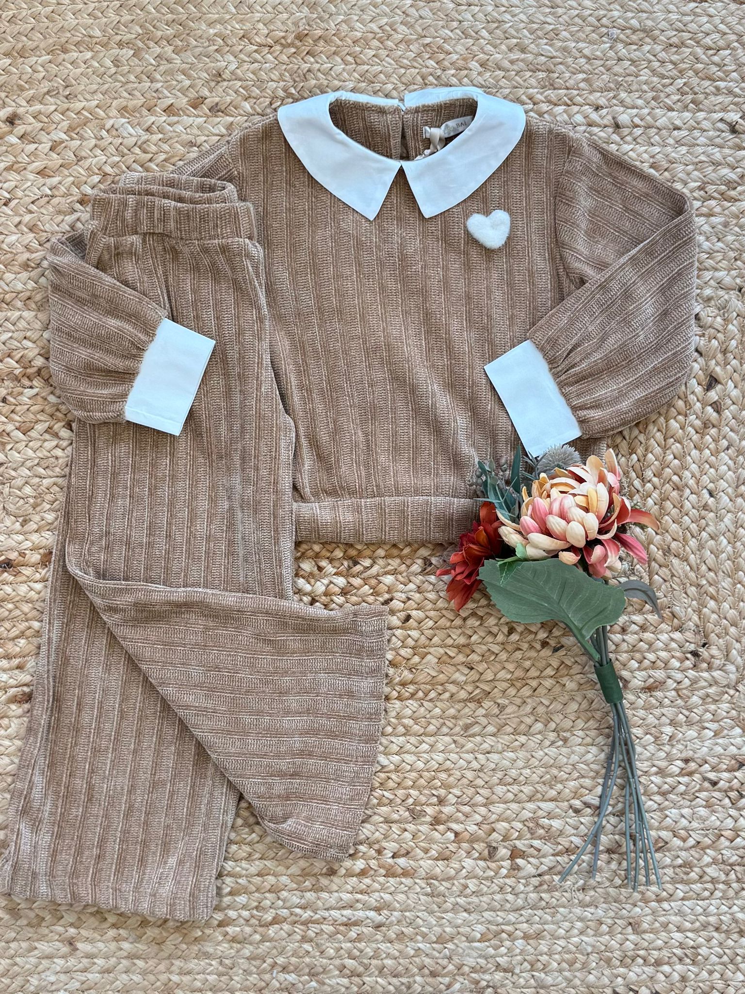 completo bambina in ciniglia beige con colletto bianco e cuore applicato