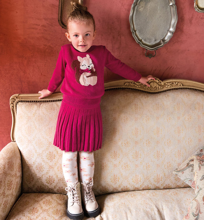 completo bambina rosso in maglia con scoiattolo ricamato indossato