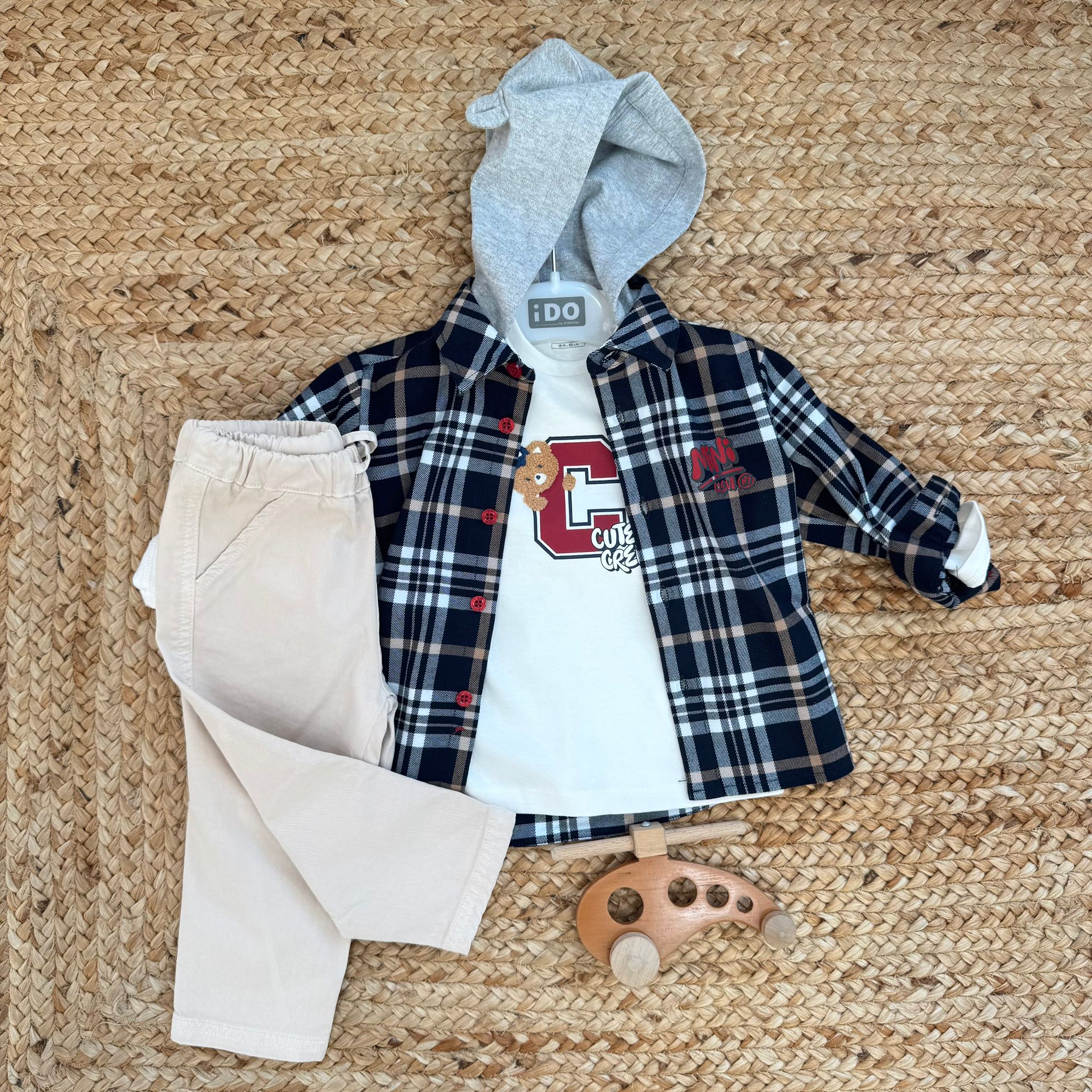 completo bambino con camicia a quadri blu e beige, t-shirt stampata e pantalone beige