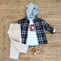 completo bambino con camicia a quadri blu e beige, t-shirt stampata e pantalone beige