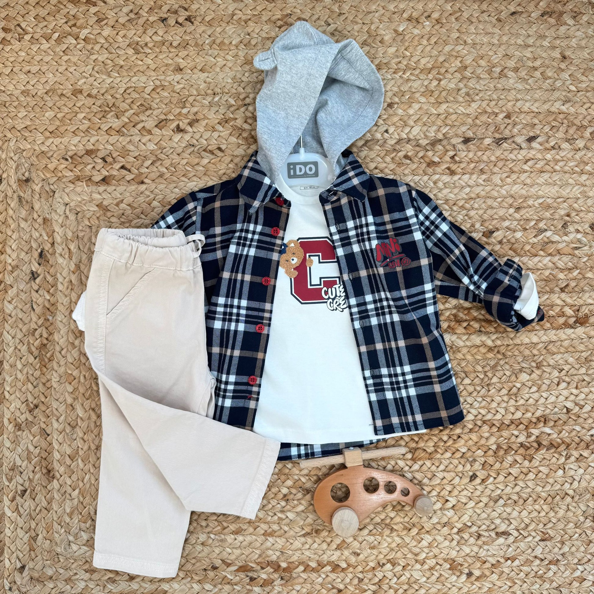 completo bambino con camicia a quadri blu e beige, t-shirt stampata e pantalone beige