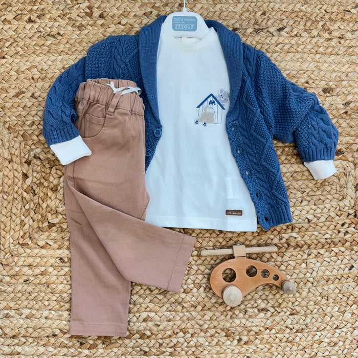 completo bambino con cardigan blu in maglia, t-shirt bianca stampata e pantalone beige