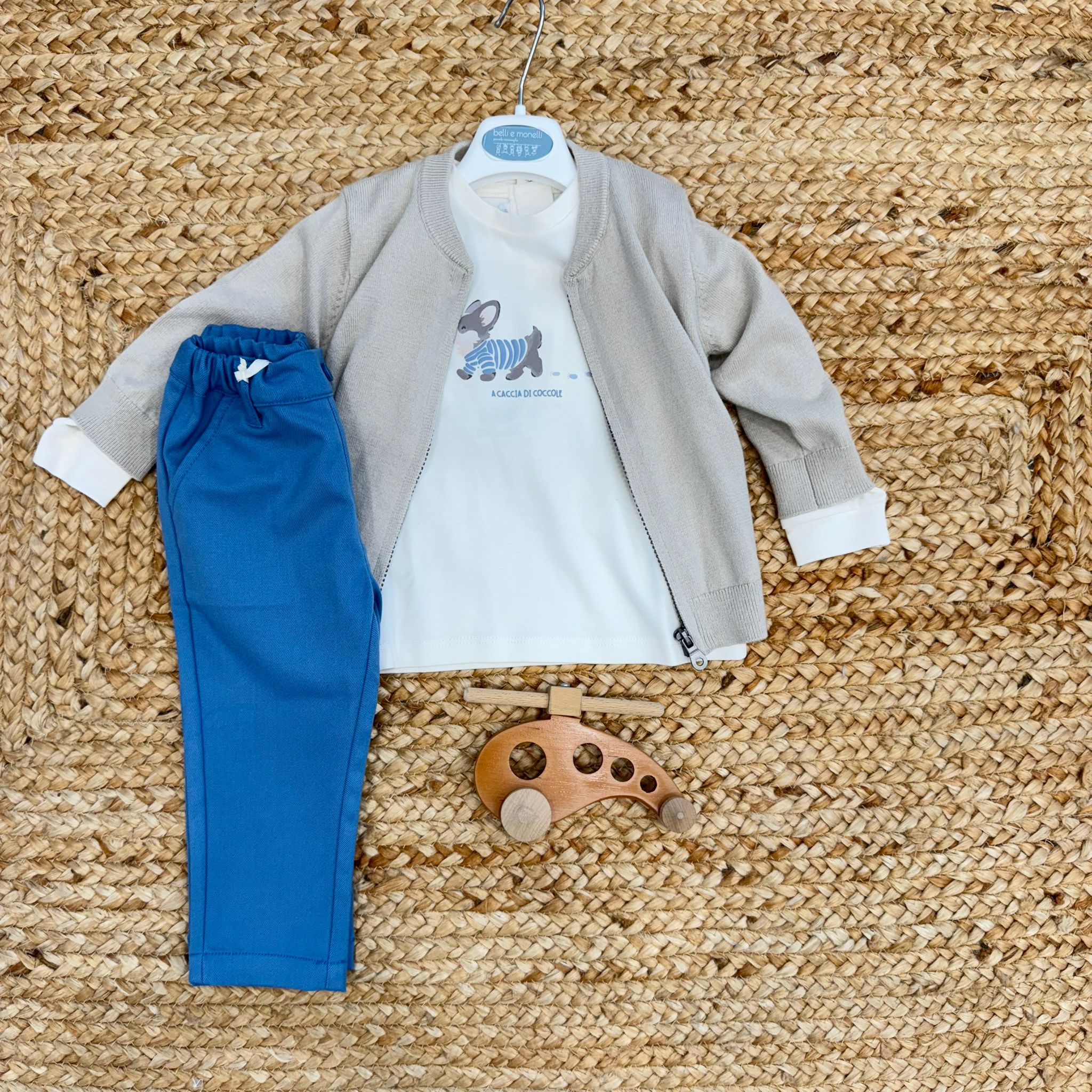 completo bambino con giacca beige, maglia bianca e pantalone blu