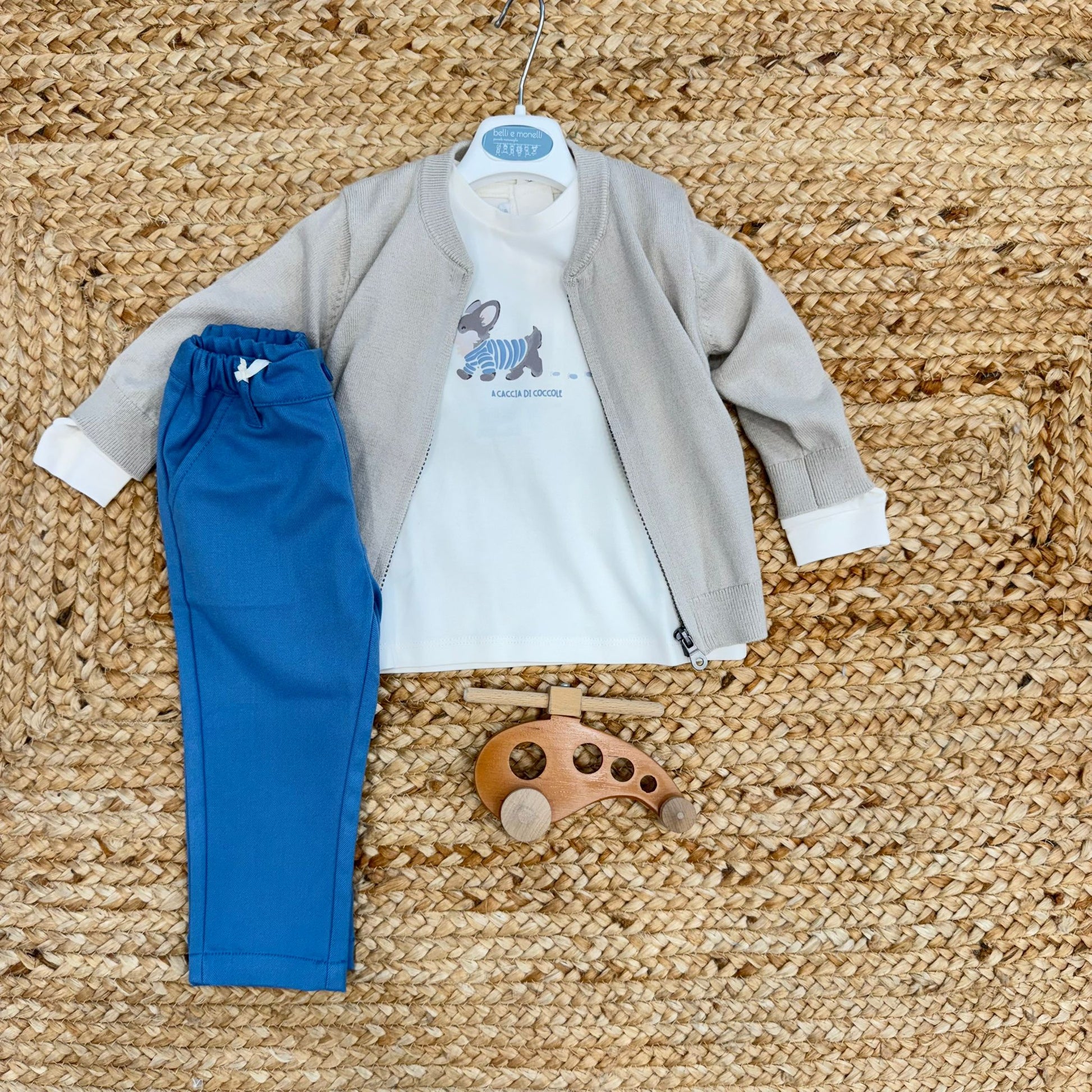 completo bambino con giacca beige, maglia bianca e pantalone blu