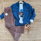 completo bambino con giacca blu, t-shirt bianca stampata e pantaloni in velluto marrone