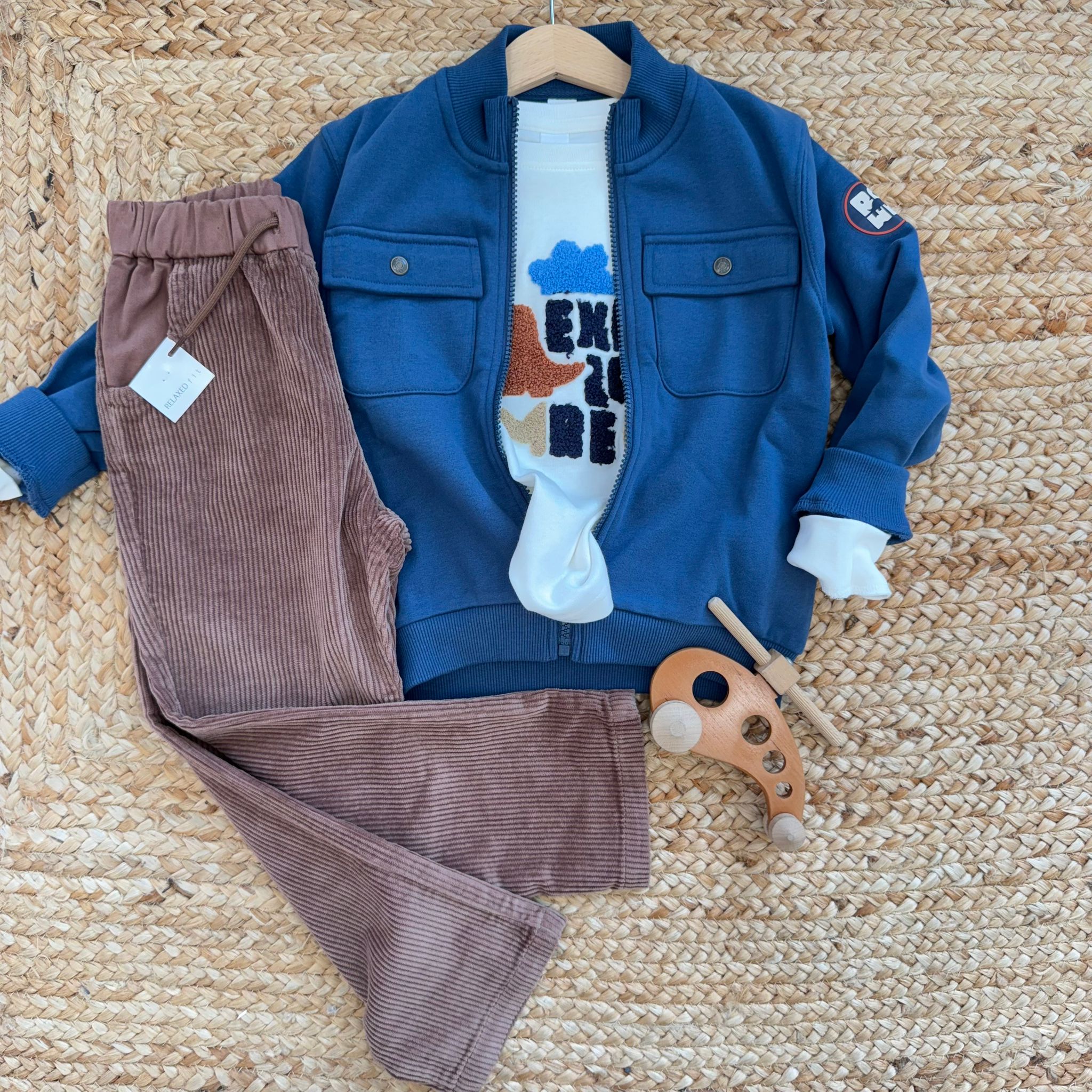 completo bambino con giacca blu, t-shirt bianca stampata e pantaloni in velluto marrone