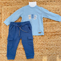 : completo bambino con maglia azzurra ricamata e pantalone blu con tasche cargo