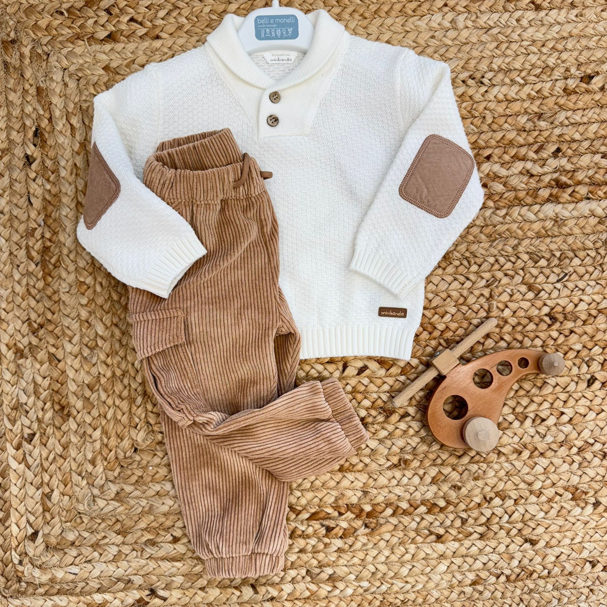 completo bambino con maglia panna e pantalone velluto beige