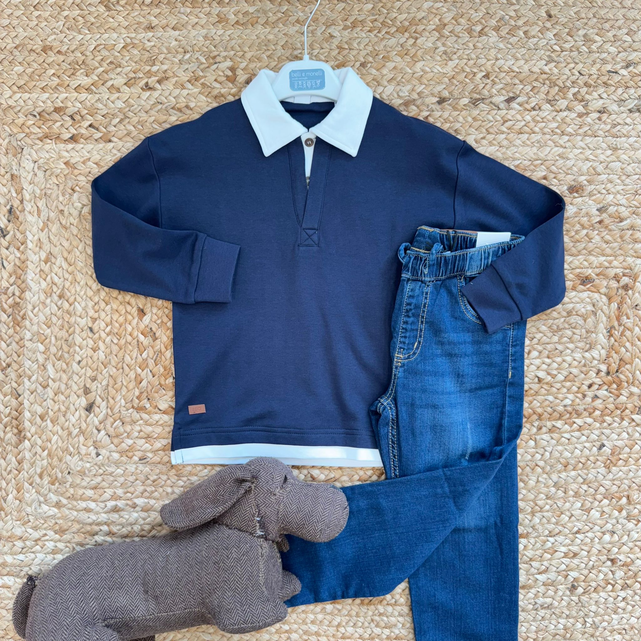 completo bambino con polo blu e colletto bianco abbinata a jeans in denim
