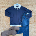 completo bambino con polo blu e colletto bianco abbinata a jeans in denim