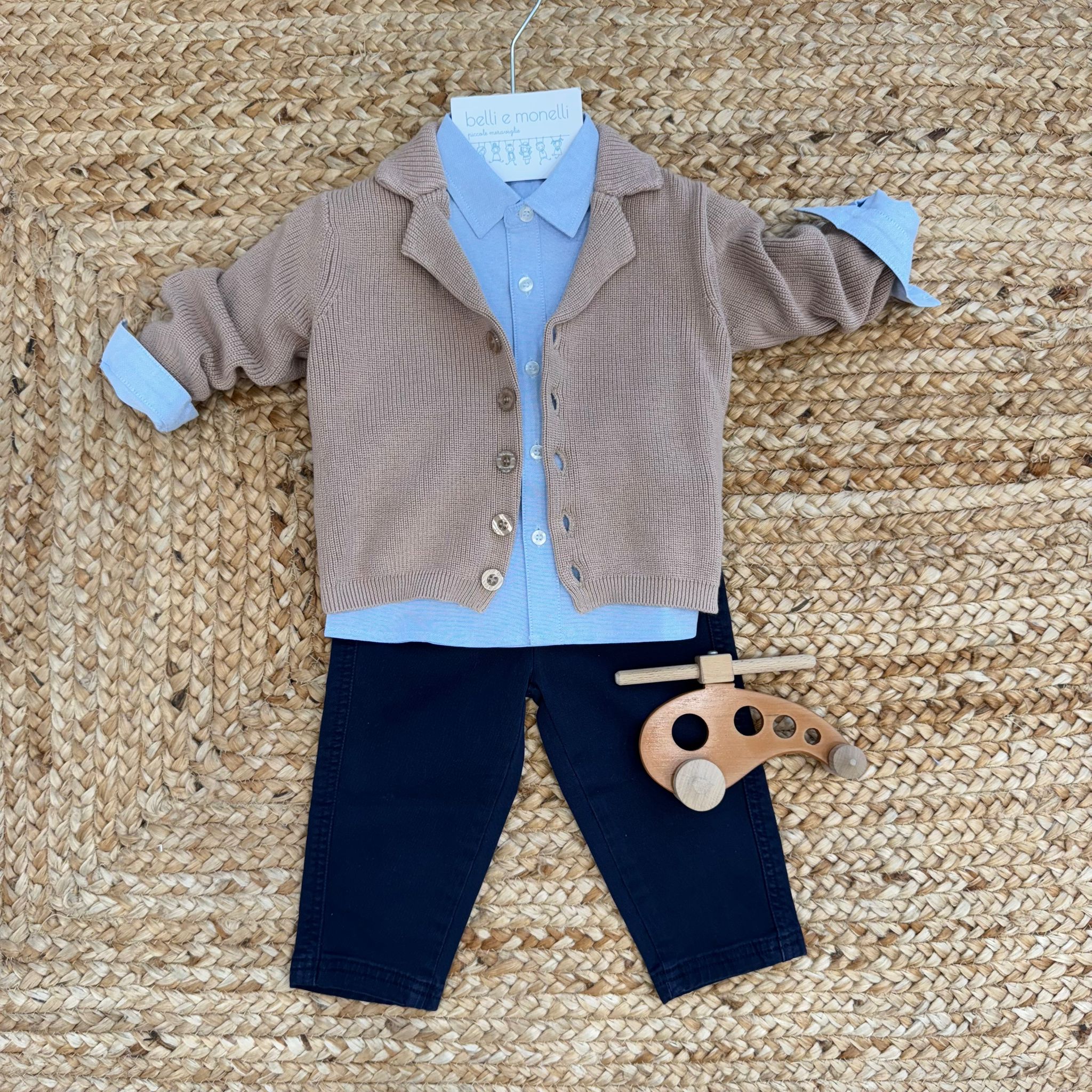 completo bambino elegante con camicia azzurra, cardigan beige e pantalone blu