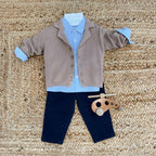 completo bambino elegante con camicia azzurra, cardigan beige e pantalone blu