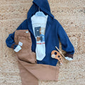 completo bambino felpa blu con cappuccio, t-shirt stampata e pantaloni cammello