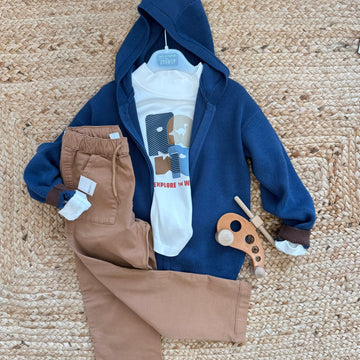 completo bambino felpa blu con cappuccio, t-shirt stampata e pantaloni cammello