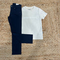 completo estivo bambino con pantalone blu e t-shirt panna con scritta

