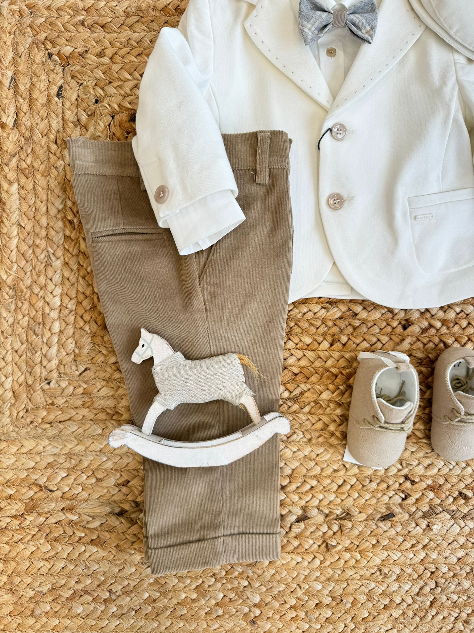 completo da battesimo bianco e beige, Baby A, abbigliamento bimba, moda bimbi, outfit per battesimo, completo cerimonia, comfort e stile, Belli e Monelli.