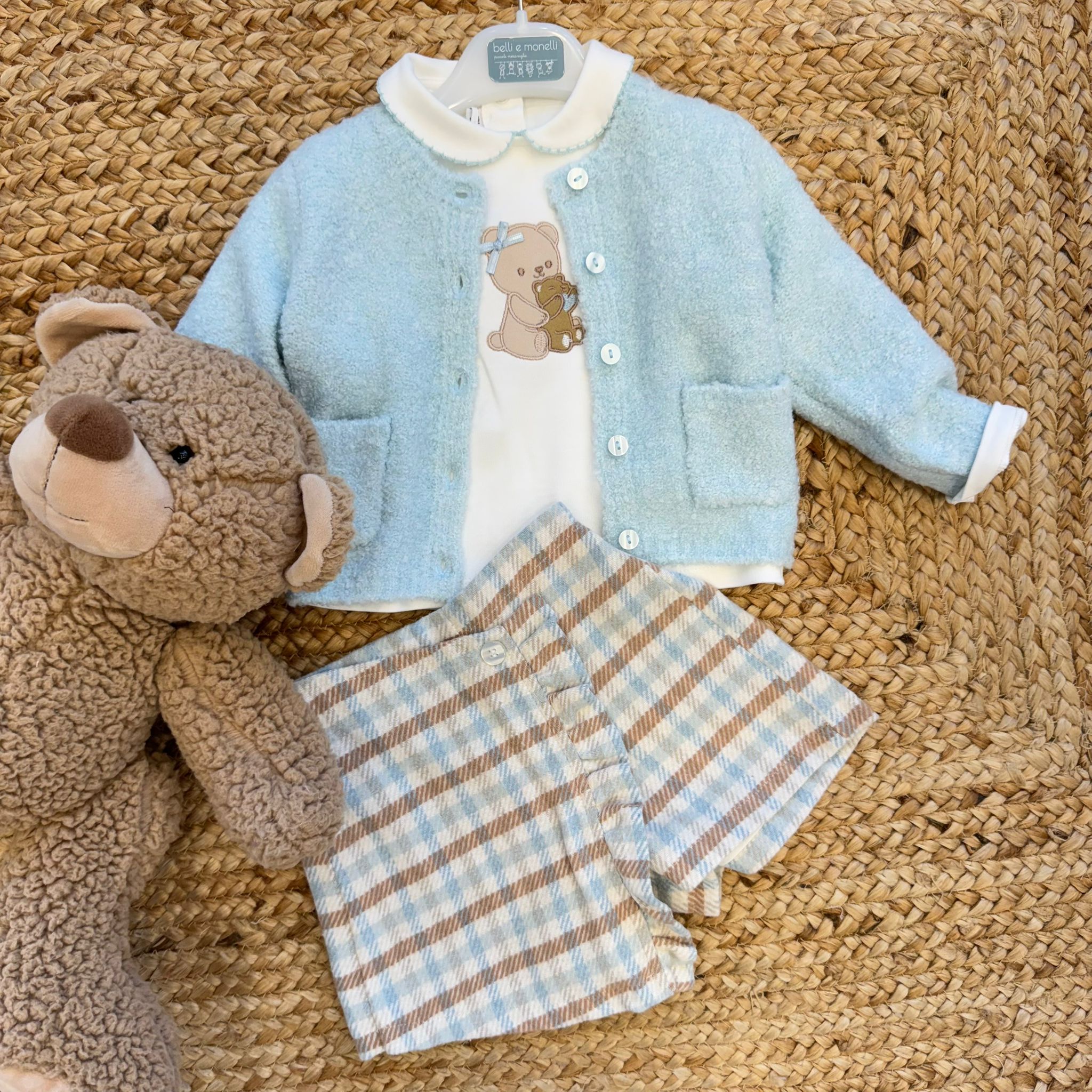 completo bimba azzurro con cardigan e shorts a quadri