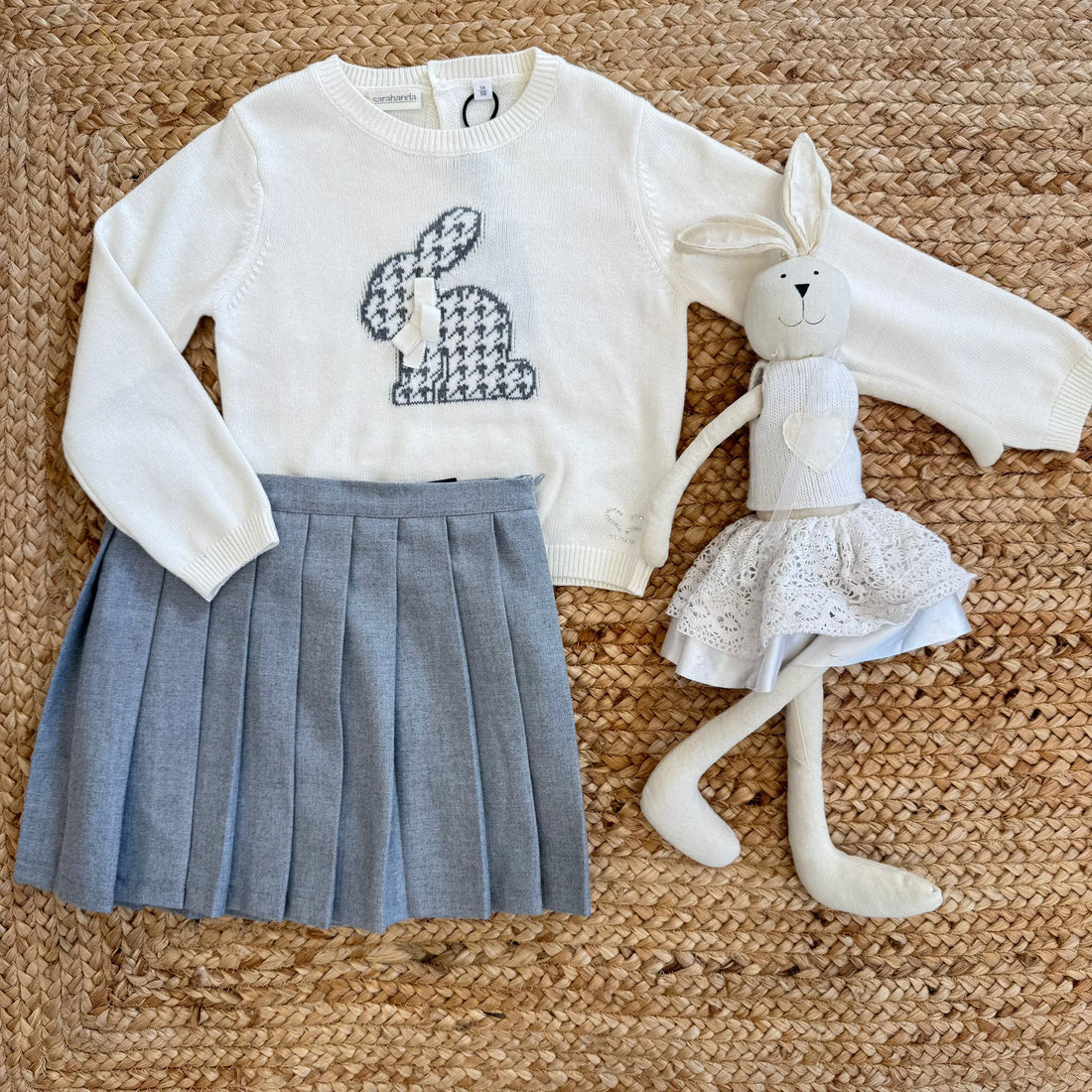 completo bimba con maglioncino panna in cotone e coniglietto pied de poule abbinato a gonna grigia a pieghe