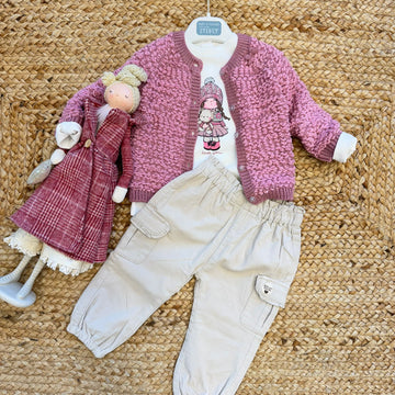 completo bimba rosa cardigan e pantaloni beige