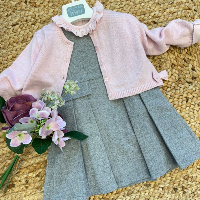 completo bimba rosa e grigio con abito a pieghe e cardigan