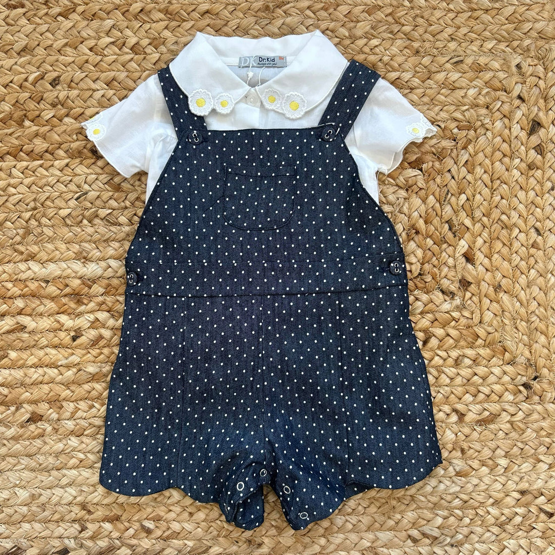 Completo bimba con salopette a pois e camicia ricamata