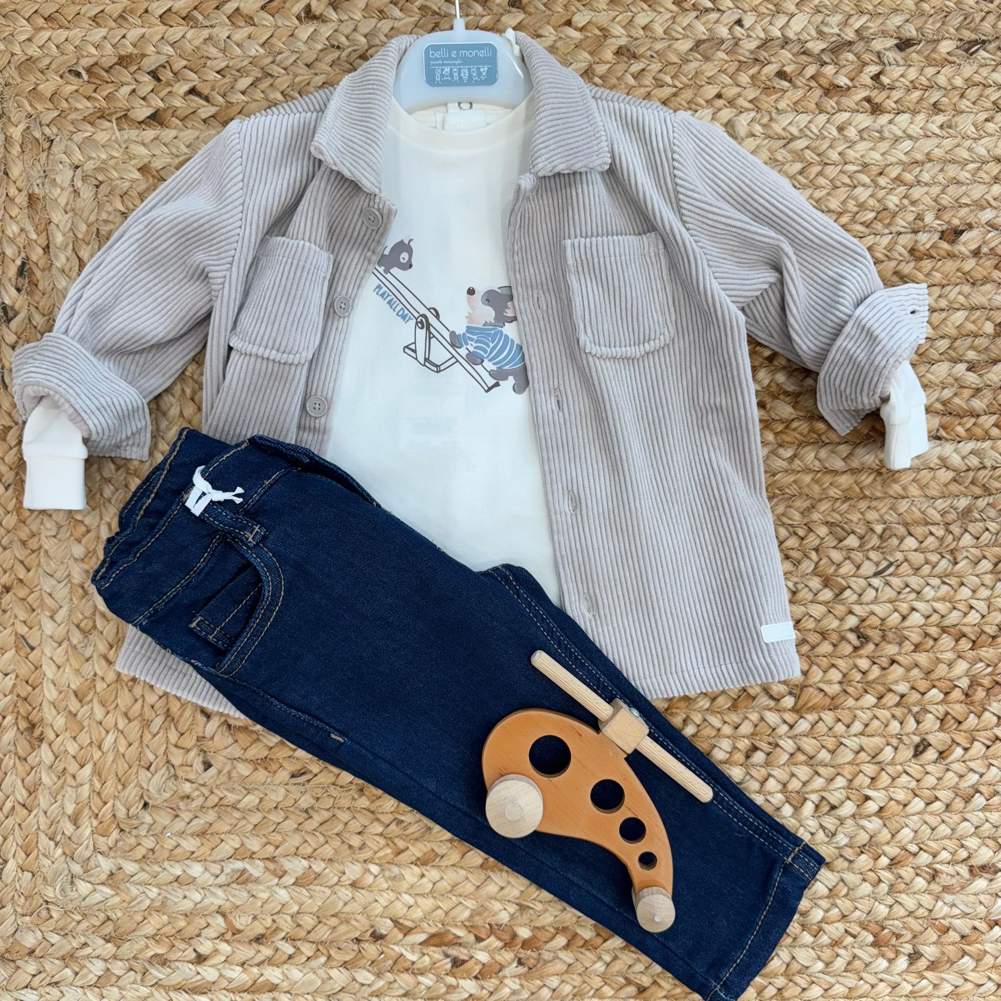 completo bimbo con camicia velluto beige e jeans blu