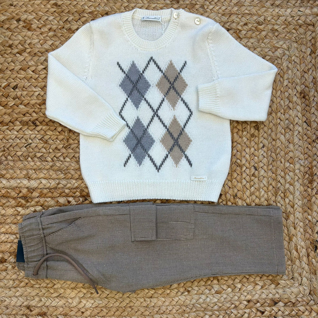 completo bimbo con maglioncino panna a rombi e pantalone check beige