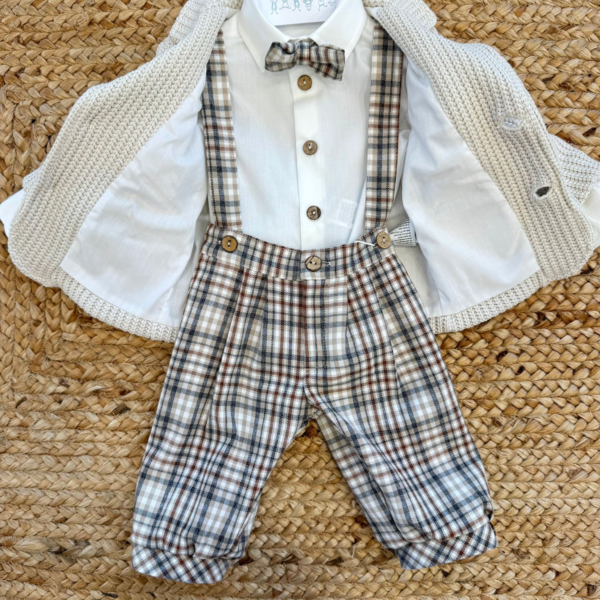 completo bimbo elegante con bretelle e papillon a quadri