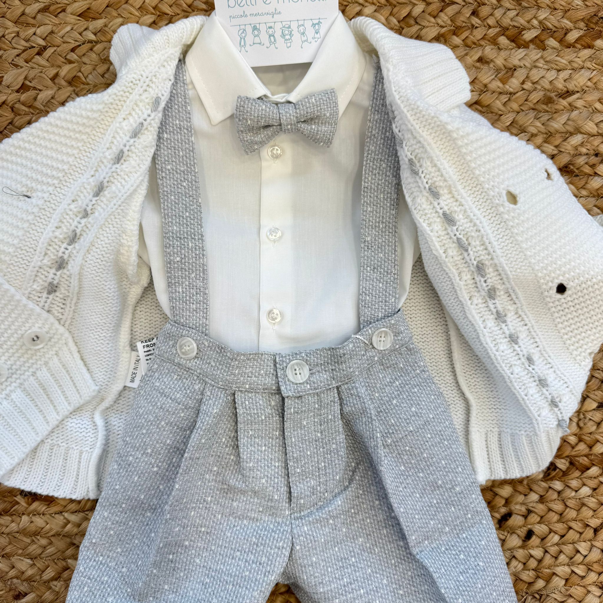 completo bimbo elegante con pantaloni grigi e bretelle