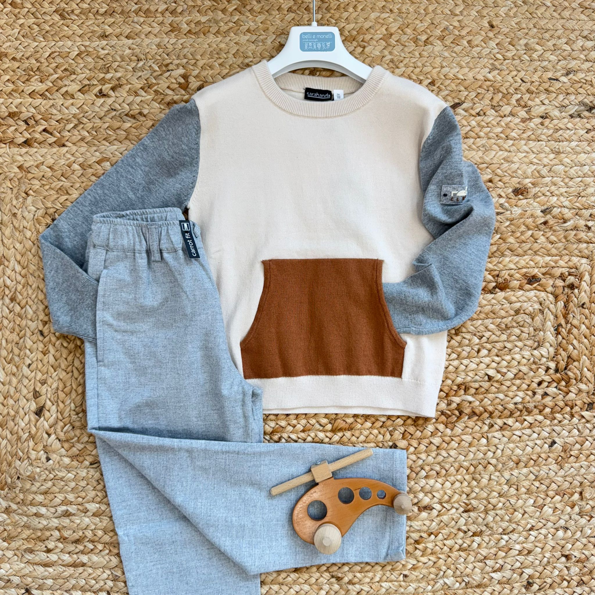 completo casual bambino in caldo cotone panna e grigio con tasca mattone