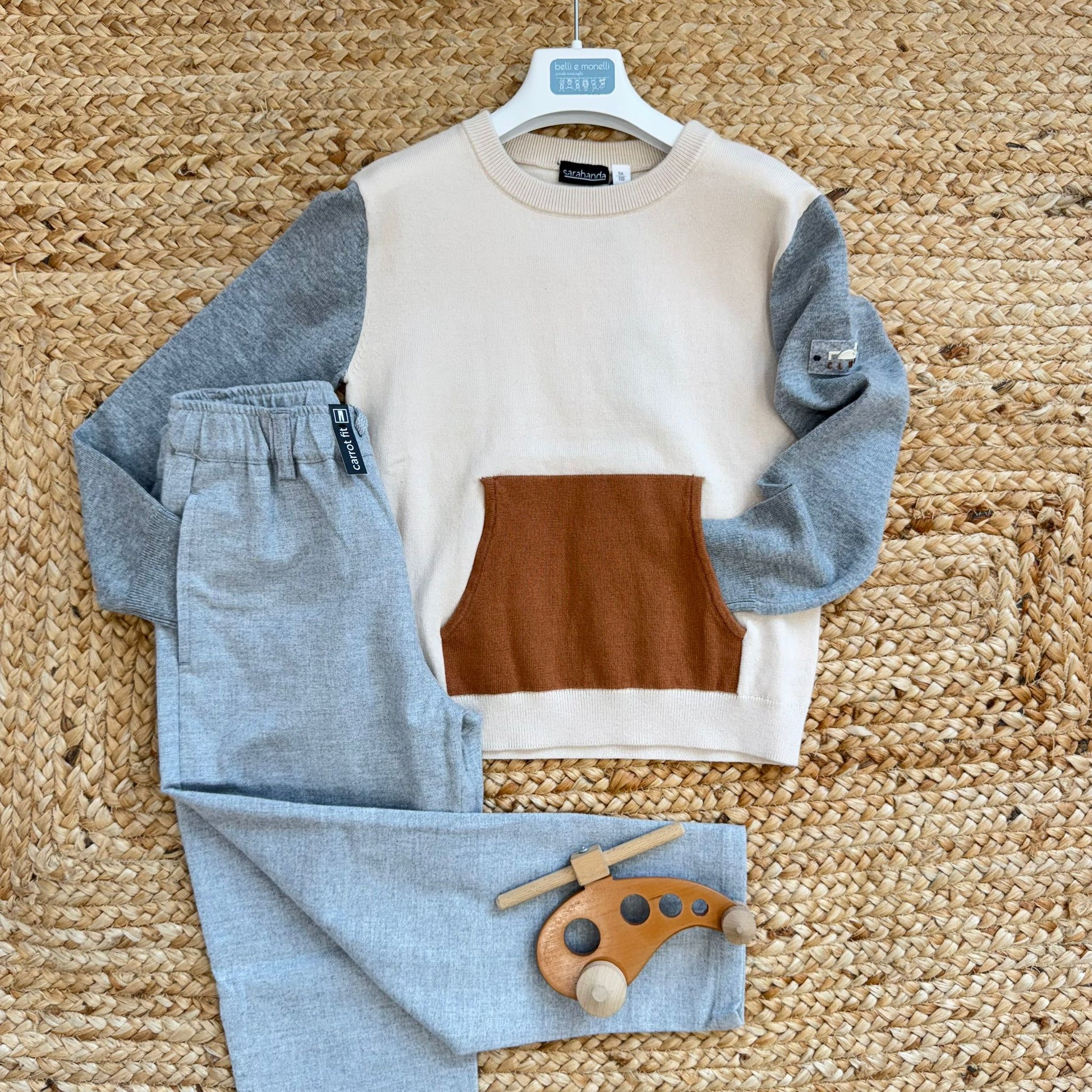 completo casual bambino in caldo cotone panna e grigio con tasca mattone