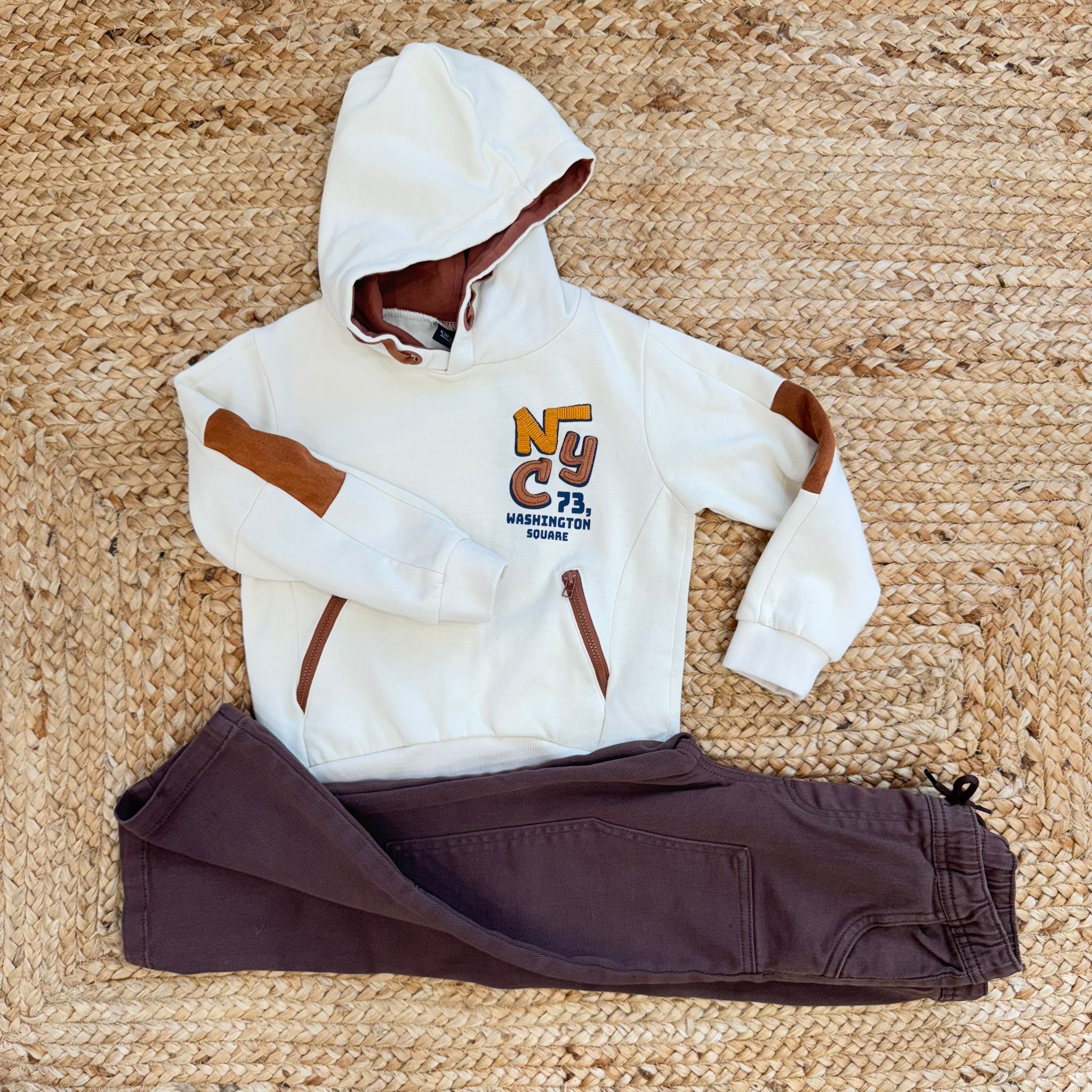 completo casual chic bambino con felpa panna e pantalone marrone