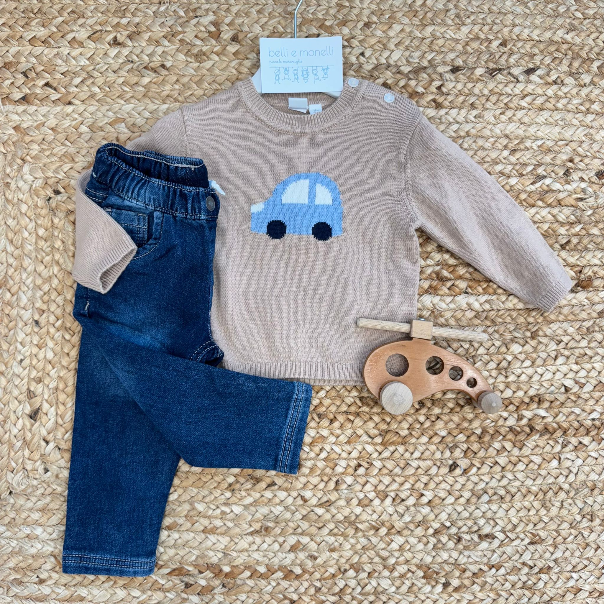 completo casual chic bimbo con maglioncino beige con auto celeste e pantalone denim blu