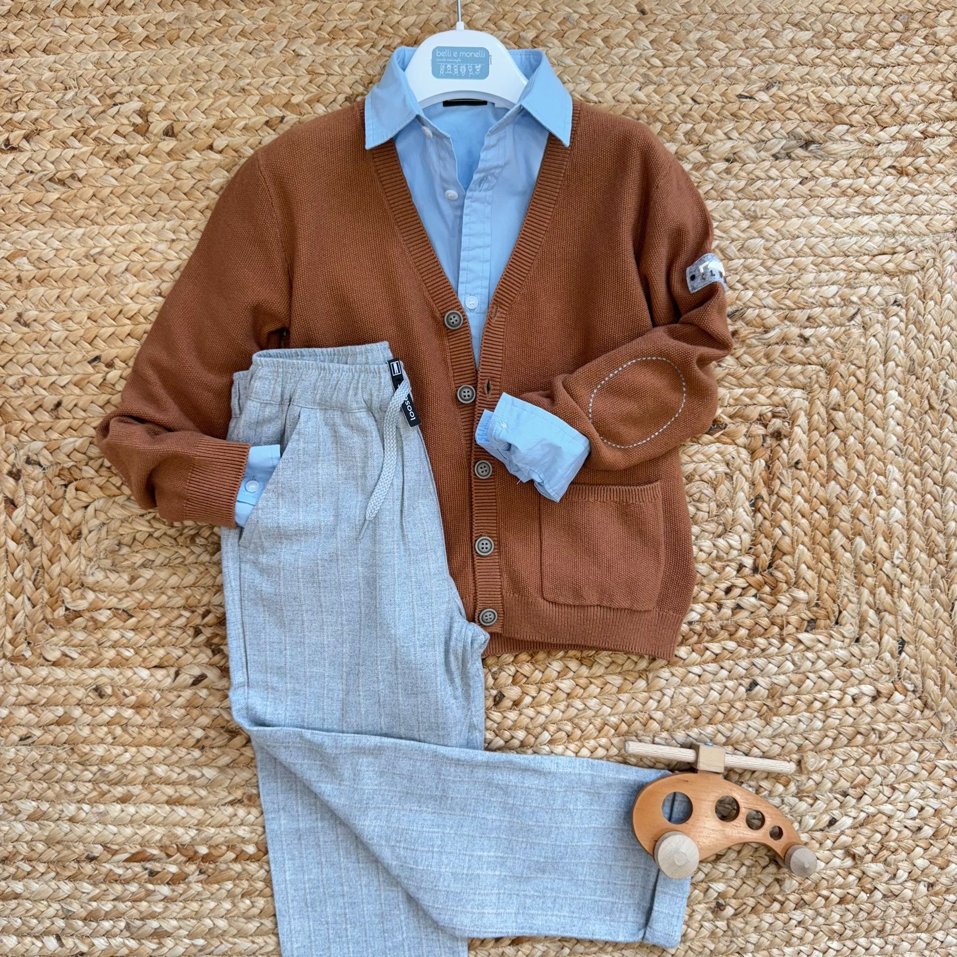 completo elegante bambino cardigan caramello camicia azzurra pantaloni grigi