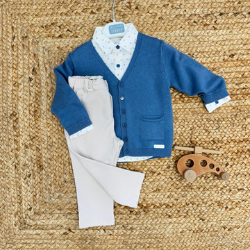 completo elegante bambino con camicia bianca fantasia, cardigan blu e pantalone beige
