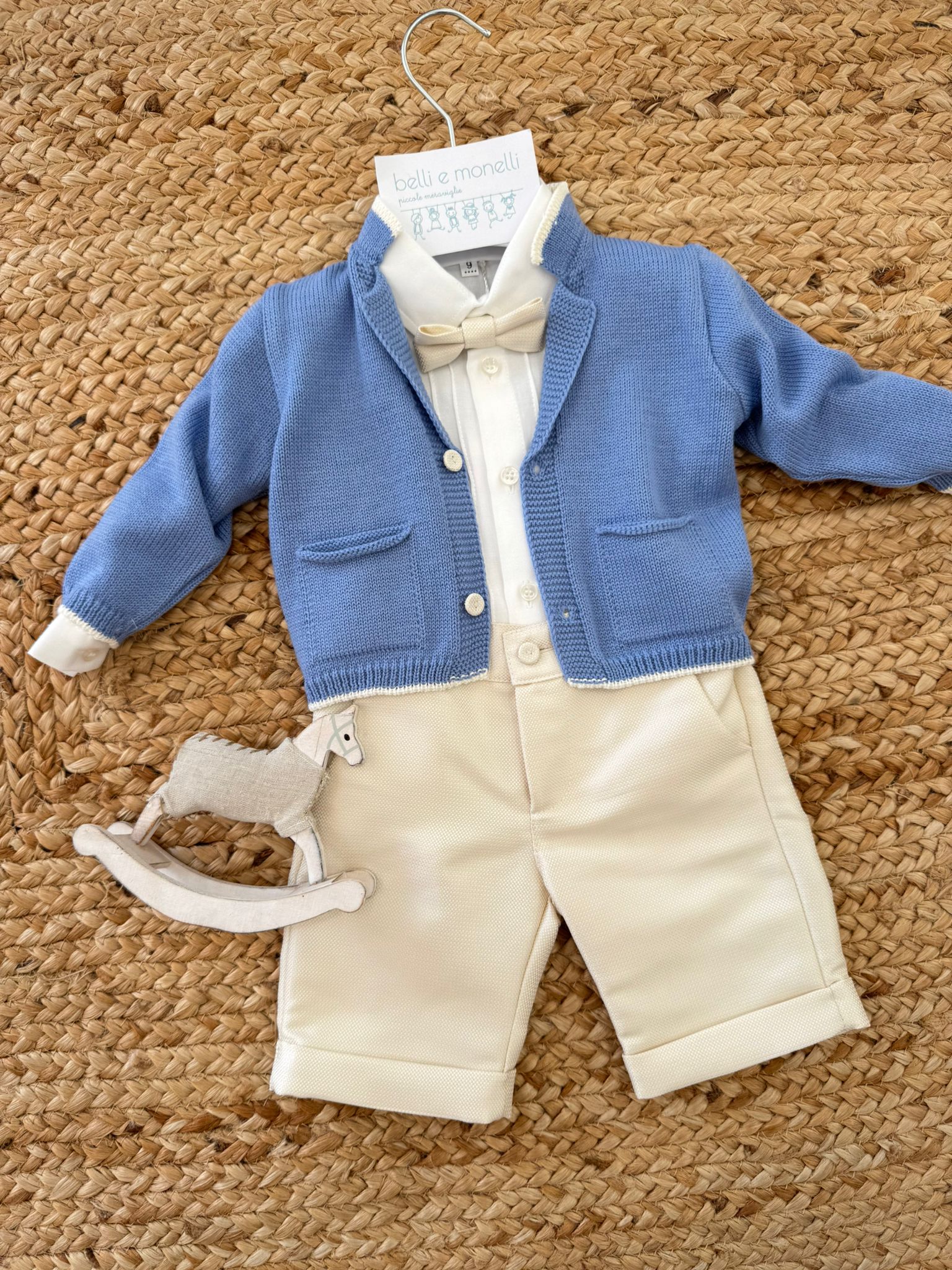 completo elegante bimbo vista intera