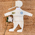 Coordinato panna per neonata con cuffietta, fiocco e pantalone con piedini – Maglia elegante con dettagli beige