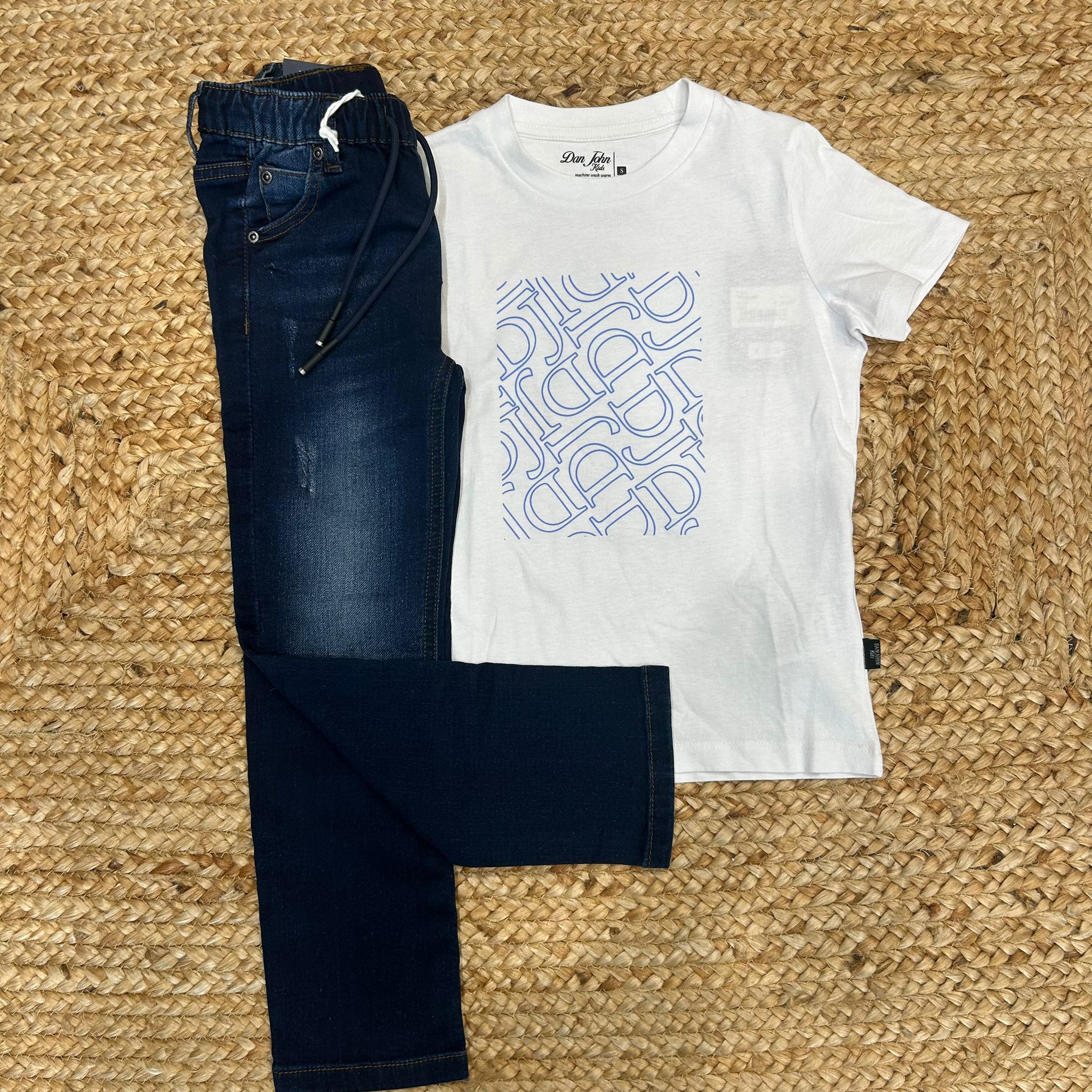 completo bambino con jeans blu scuro e t-shirt con stampa geometrica azzurra

