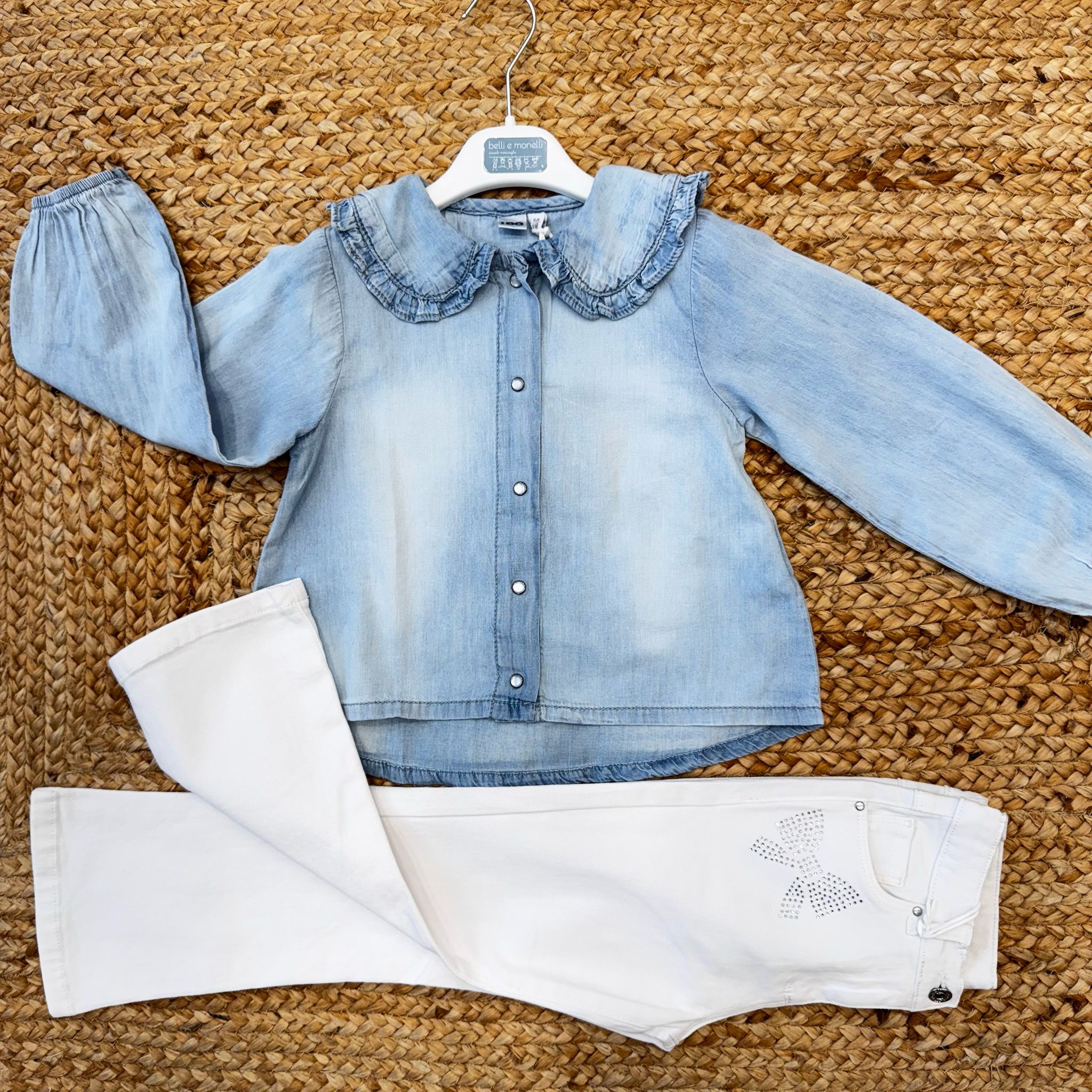 Coordinato bambina con camicia in denim e pantalone bianco con fiocco