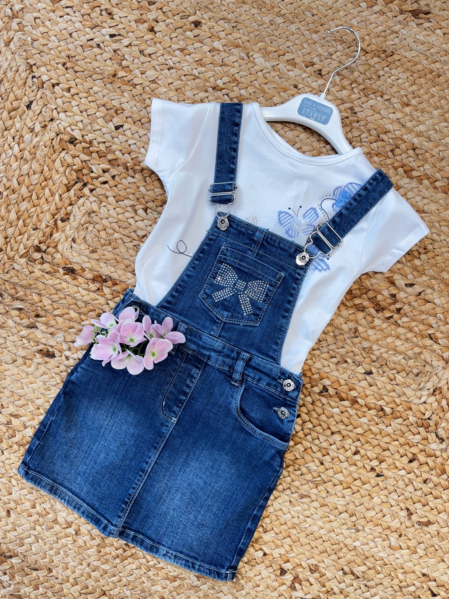 Salopette in jeans bambina con fiocco strass e maglietta farfalle