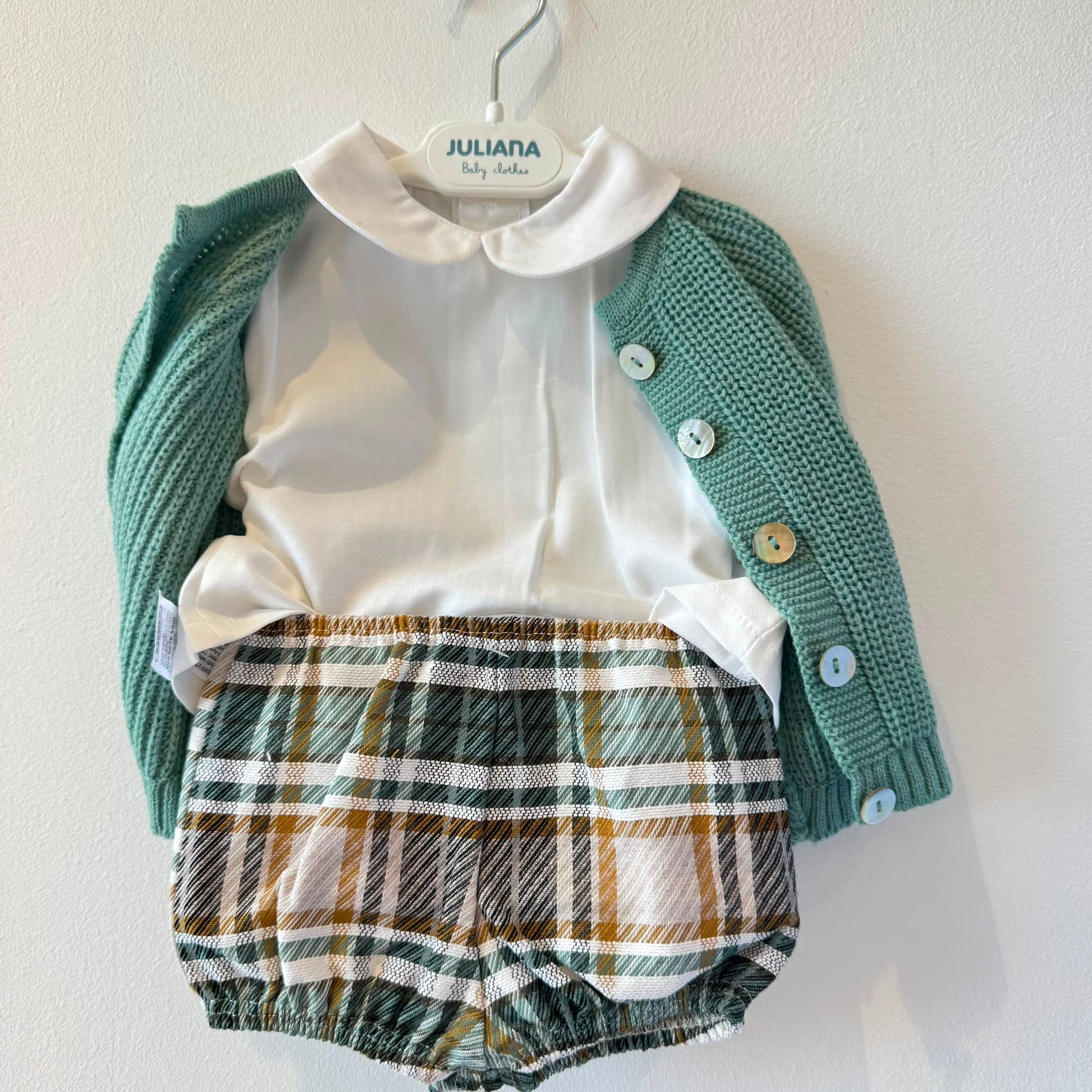 Completo bimbo con cardigan verde salvia, body bianco e pantaloncino scozzese Juliana.