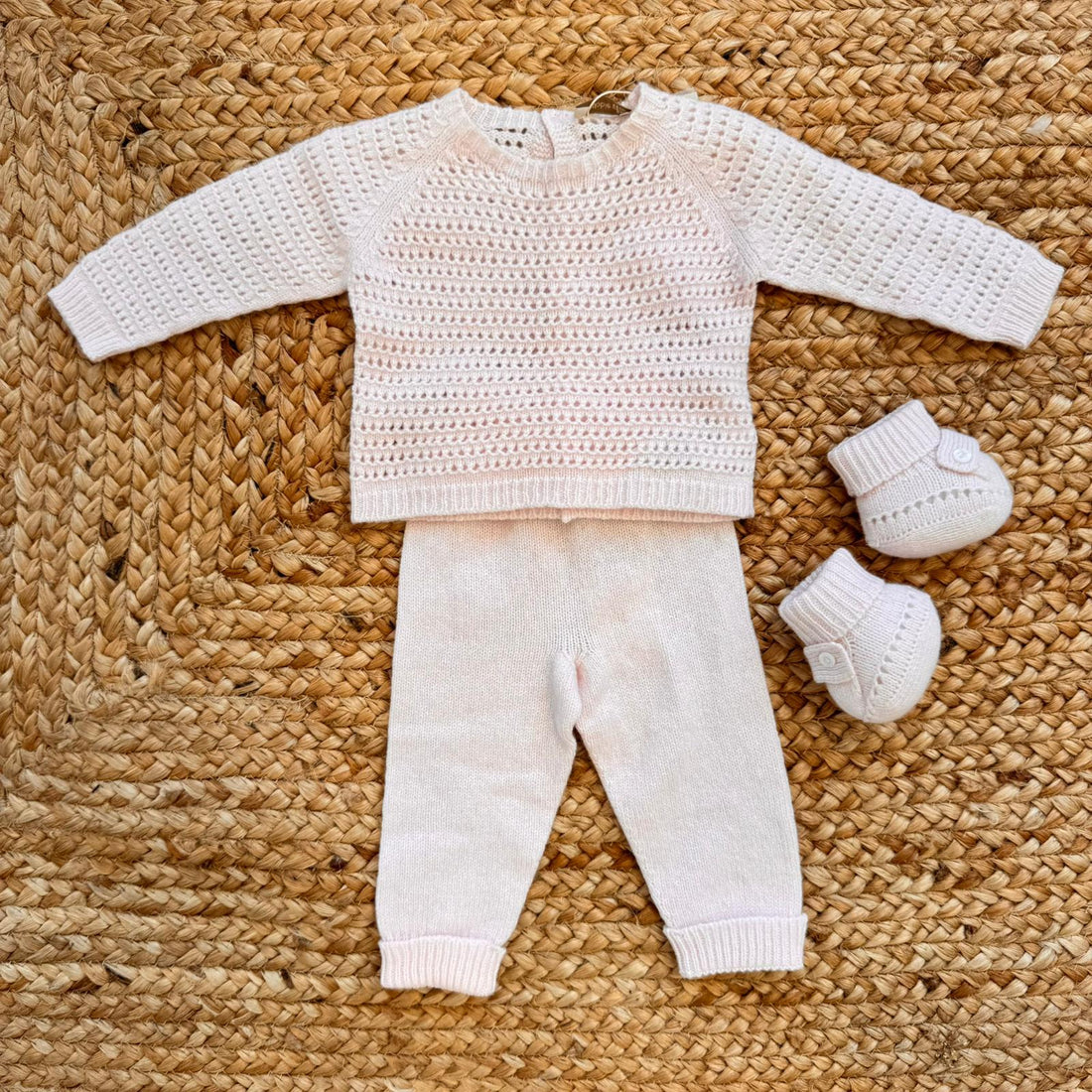 Coordinato neonata in cashmere rosa cipria con scarpine abbinate – completo caldo per corredino nascita invernale

