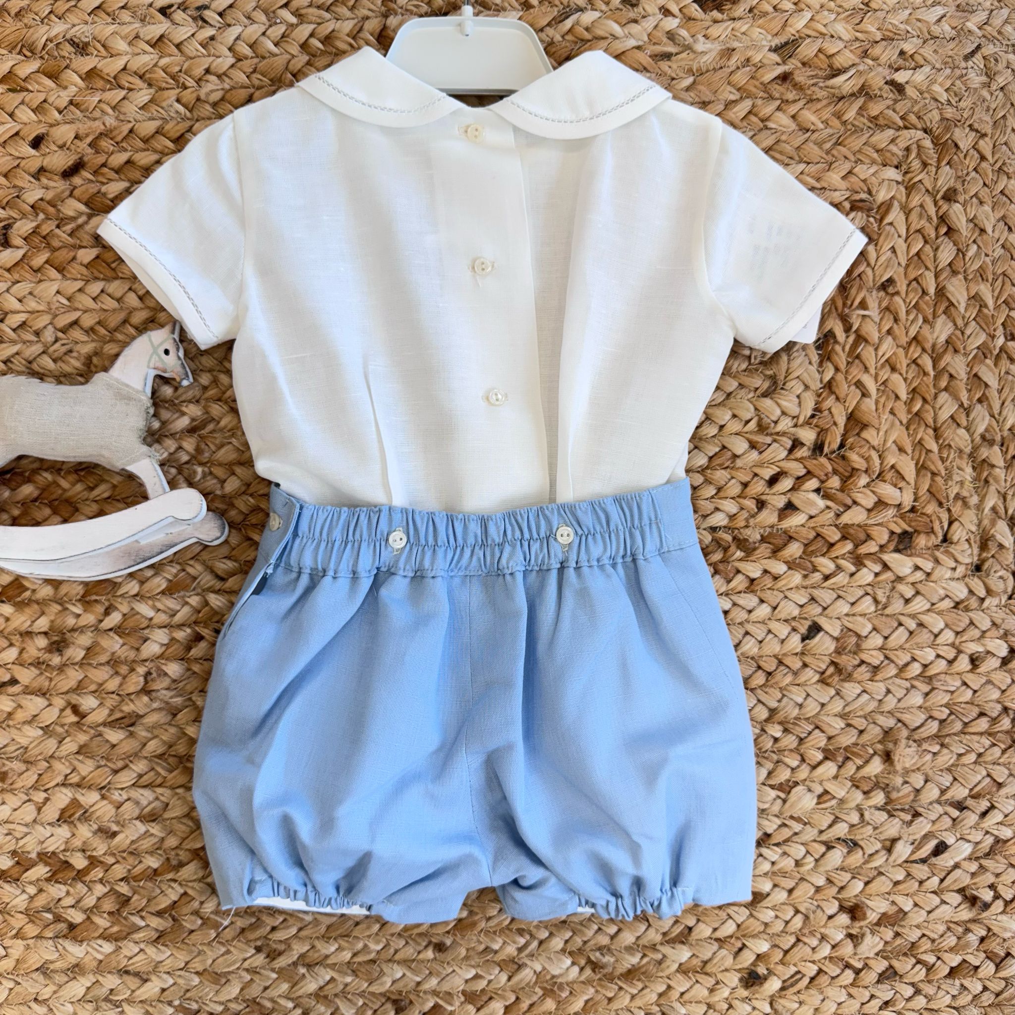 Coordinato battesimo bianco e celeste per bambino con camicia elegante e pantaloncino

