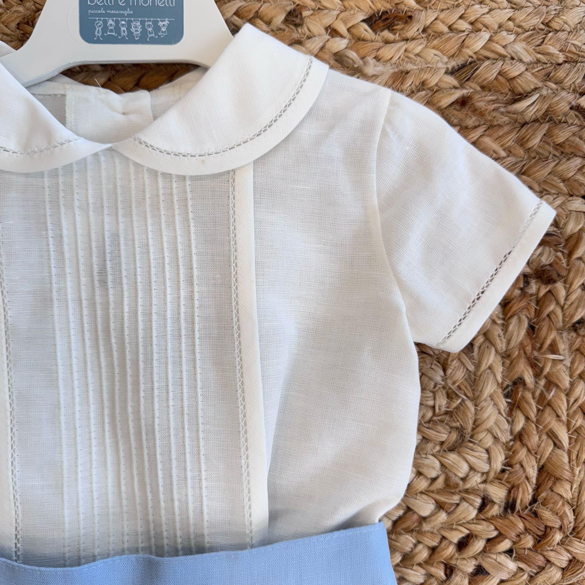 Coordinato battesimo bianco e celeste per bambino con camicia elegante e pantaloncino