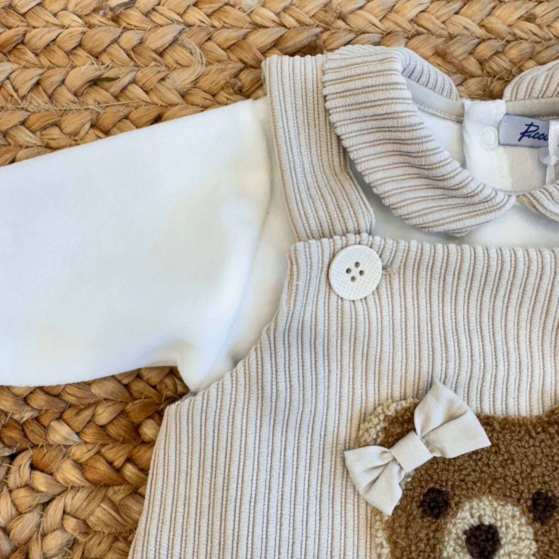 Coordinato invernale completo per neonata con pagliaccetto, coprifasce e accessori.