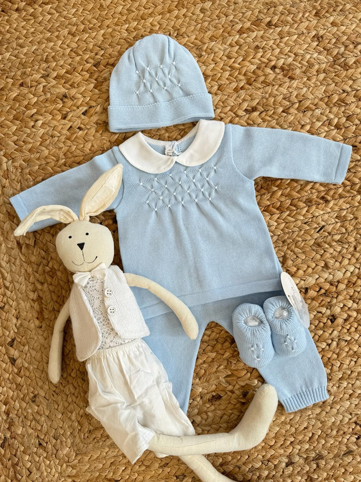 Coordinato nascita Baby Lord in filo di cotone azzurro con ricamo a punto smock, cappellino e scarpine coordinate.