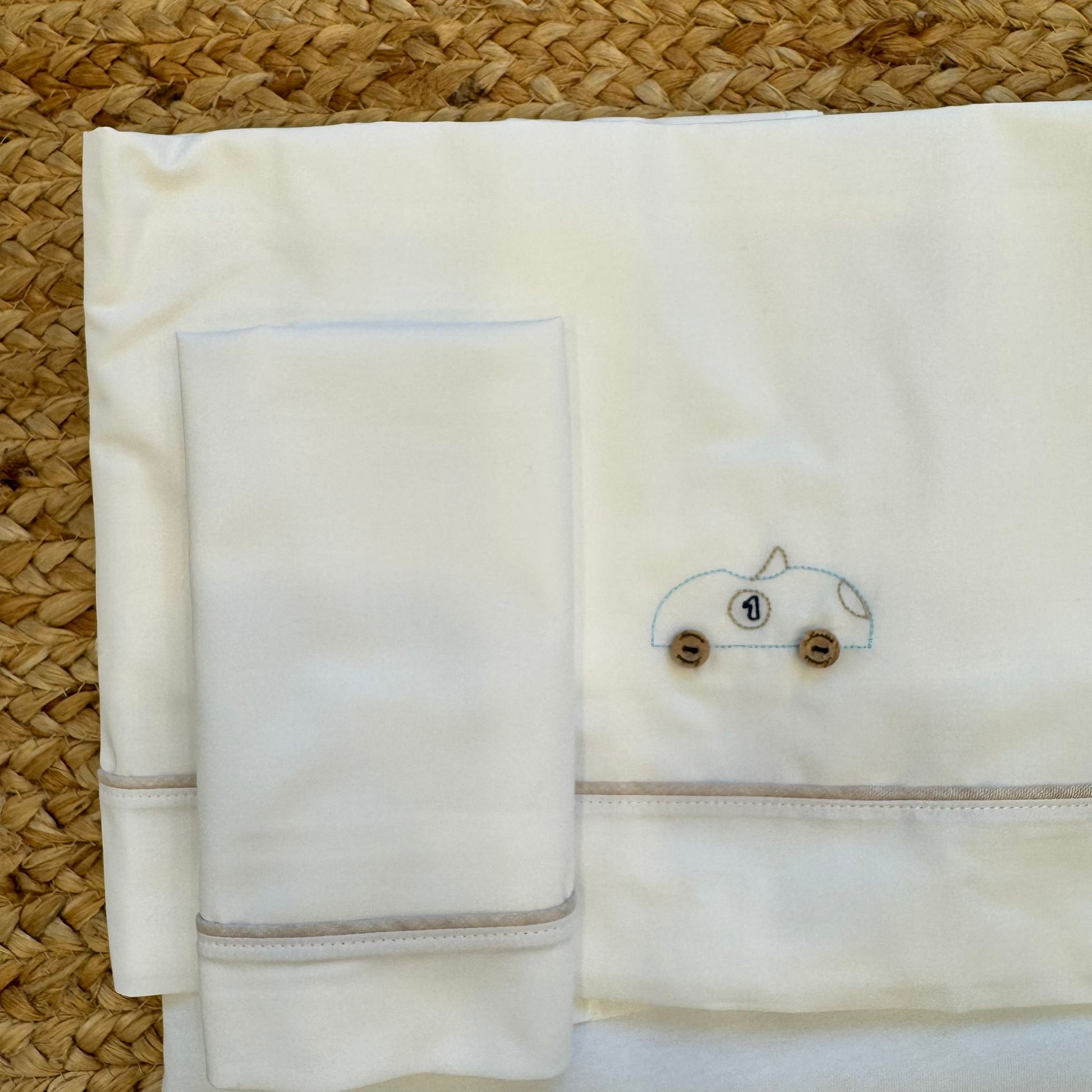 Dettaglio finiture e profili in tonalità beige