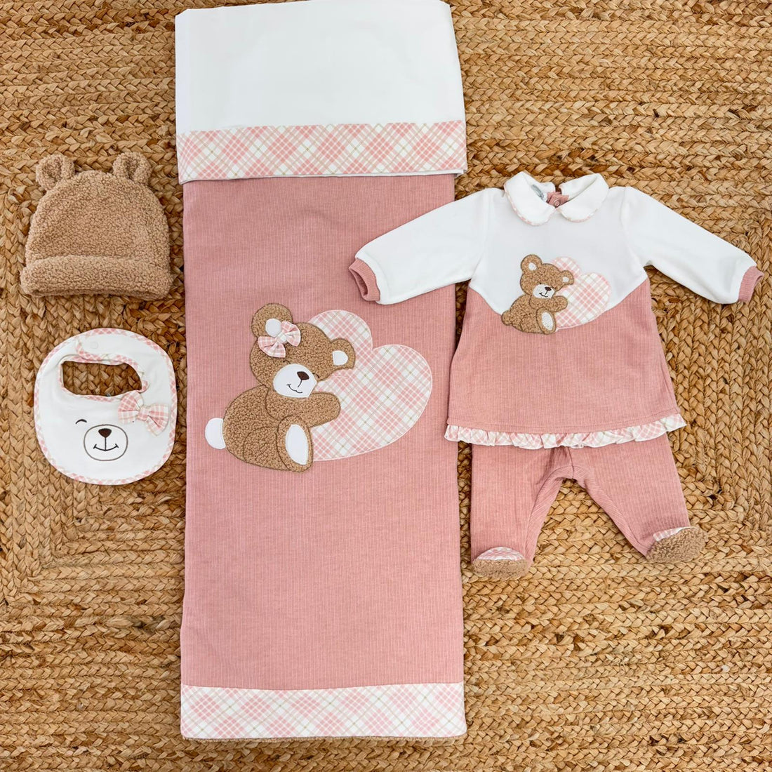 Set nascita rosa per neonata con orsetto: tutina in ciniglia, sacco, bavaglino e cappellino con orecchie, perfetto per primo cambio in ospedale.