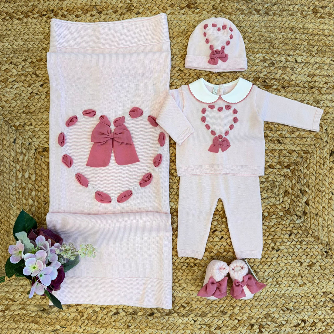 Coordinato neonata rosa in pura lana con fiocchi ciclamino.