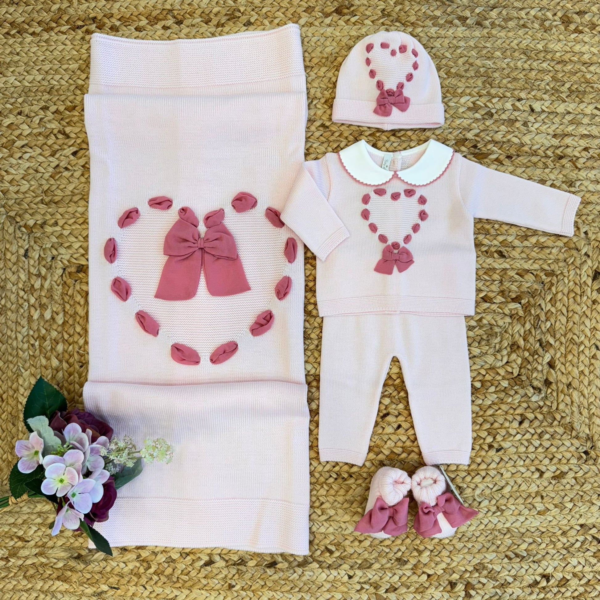 Coordinato neonata rosa in pura lana con fiocchi ciclamino.